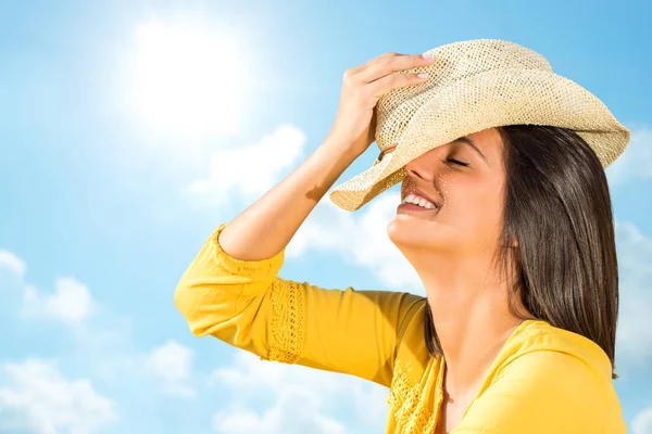 Joven Mujer Despreocupada Vestido Amarillo Sosteniendo Sombrero Contra Cielo Azul — Foto de Stock