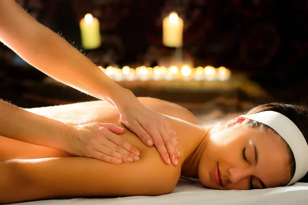 Mujer Joven Relajándose Spa Con Velas Brillantes Fondo — Foto de Stock