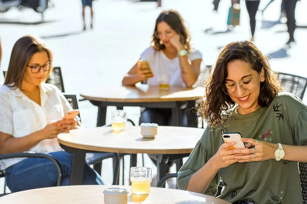 Ritratto Ravvicinato Tre Giovani Studentesse Sedute Con Smartphone Sulla Terrazza — Foto Stock