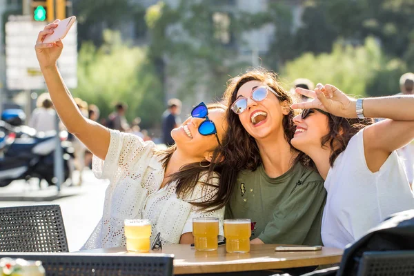 Primer Plano Divertido Retrato Instantánea Tres Novias Posando Juntas Cámara —  Fotos de Stock