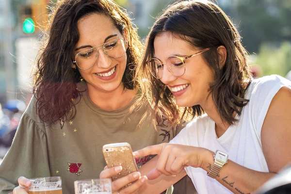 Ritratto Ravvicinato Due Amiche Che Socializzano Insieme Smartphone Young Studenti — Foto Stock