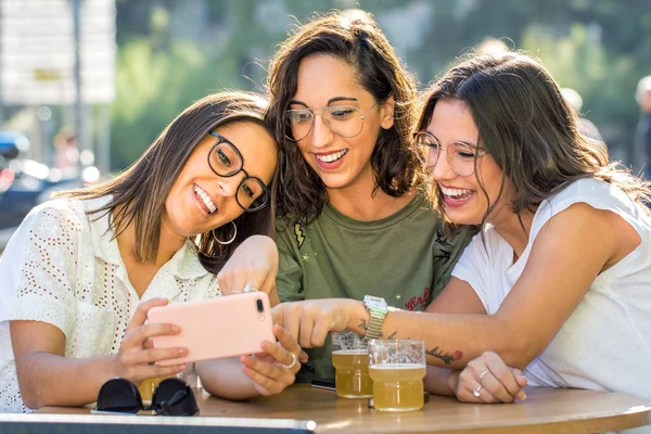 Primer Plano Retrato Tres Novias Felices Mirando Juntos Teléfono Inteligente —  Fotos de Stock