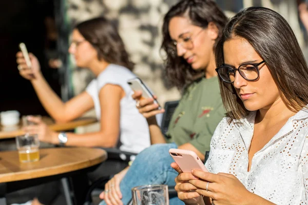 Ritratto Ravvicinato Tre Giovani Donne Impegnate Smartphone Ragazze Sedute Sulla — Foto Stock