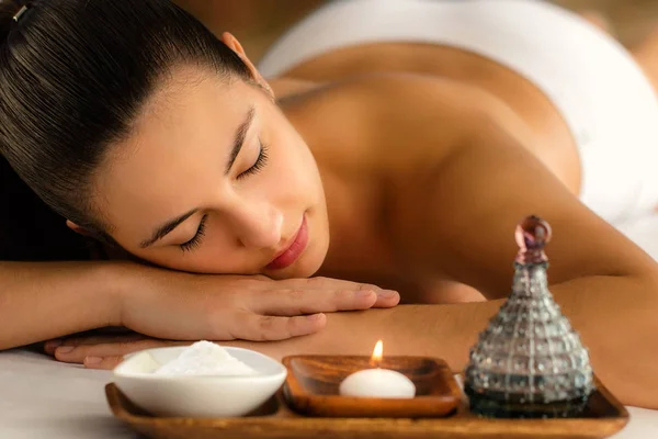 Retrato Mujer Relajándose Spa Junto Aceite Masaje Producto Belleza — Foto de Stock