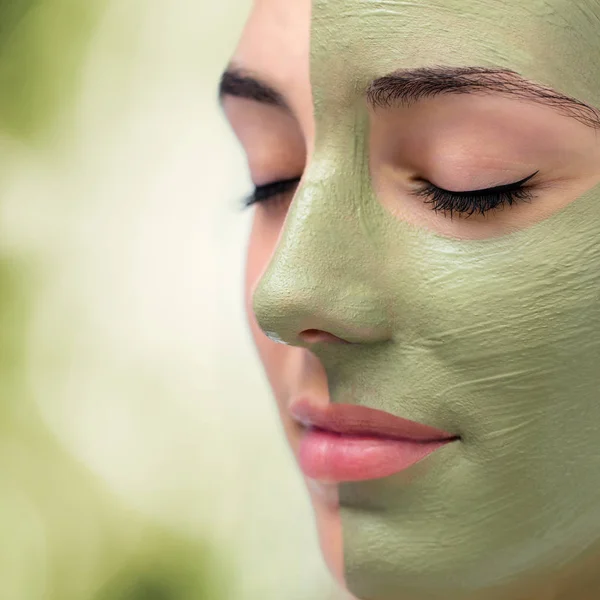Makro Yakın Çekim Yüz Yeşil Yosun Maskesi Genç Kadın Temizlik — Stok fotoğraf