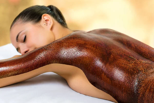 Närbild Detalj Ung Kvinna Med Mörk Choklad Massage Vax Appliceras — Stockfoto