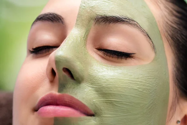 Makro Close Potret Wanita Memiliki Perawatan Ganggang Hijau Kosmetik Wajah — Stok Foto