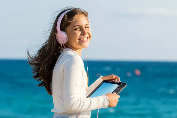 Primer Plano Retrato Aire Libre Guapo Adolescente Chica Con Auriculares — Foto de Stock