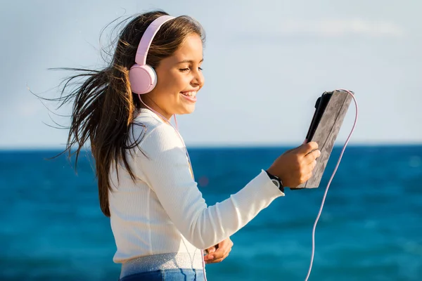 Close Outdoor Portrait Cute Young Girl Wearing Headphones — Stock Photo, Image