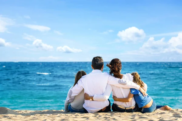 Gros Plan Jeunes Couples Assis Ensemble Sur Plage Avec Des — Photo