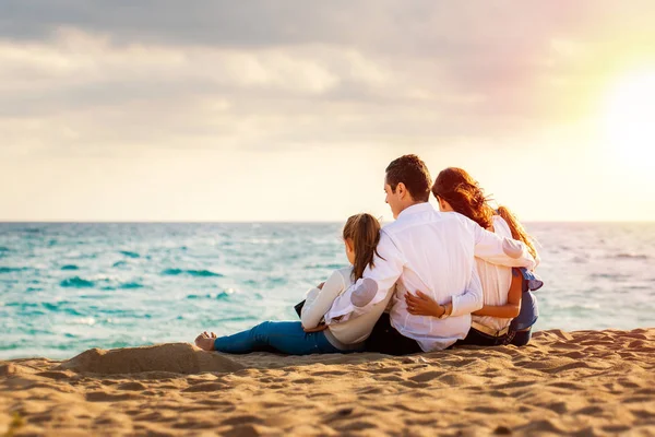 Close Van Jonge Gezin Zitten Samen Late Middagzon Strand — Stockfoto