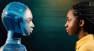 Yan görünüm portre çekici genç siyah kadın onun robot avatar arıyorum. İki kadın birbirlerine yeşil arka planı arıyorum.