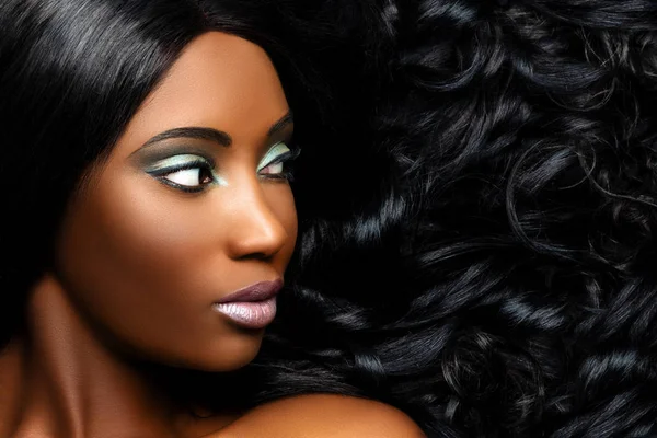 Ekstremalne Zbliżenie Piękna Portret Pięknej Młodej Afrykańskiej Kobiety Profesjonalnym Makijażu — Zdjęcie stockowe