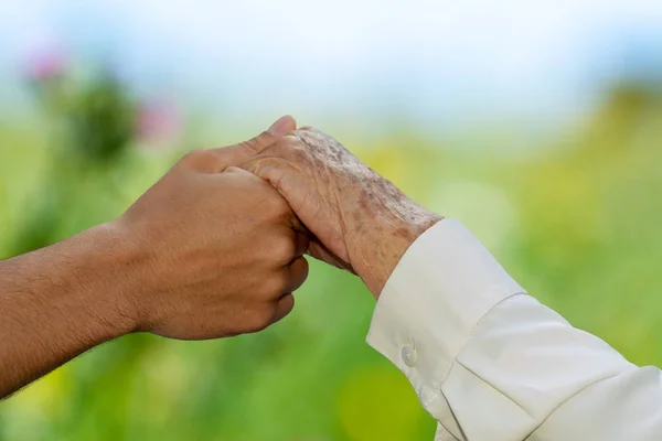 Extrem Närbild Detalj Unga Mänskliga Handen Innehar Senior Hand Mot — Stockfoto