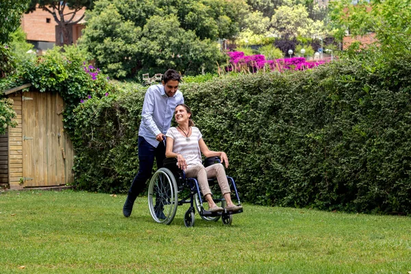 Portrait Complet Jeune Femme Handicapée Fauteuil Roulant Passant Temps Avec — Photo