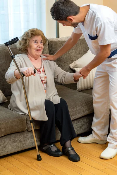 Retrato Cerca Joven Enfermero Ayudando Una Anciana Con Bastón Cuidador — Foto de Stock