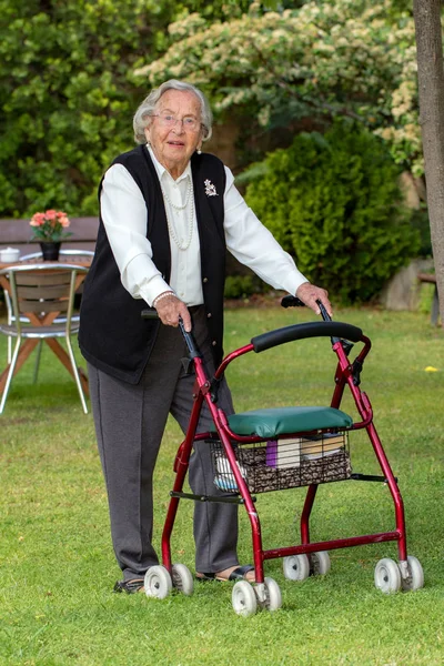 Ganzkörperporträt Einer Eleganten Alten Dame Die Mit Rollator Garten Steht — Stockfoto