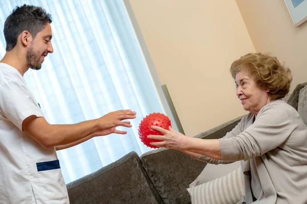 Close Portret Van Senior Vrouw Jonge Mannelijke Fysiotherapeut Coördinatie Oefening — Stockfoto