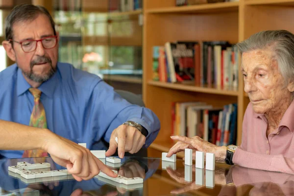 Närbild Porträtt Senior Par Spelar Dominobrickor Tillsammans Biblioteket — Stockfoto