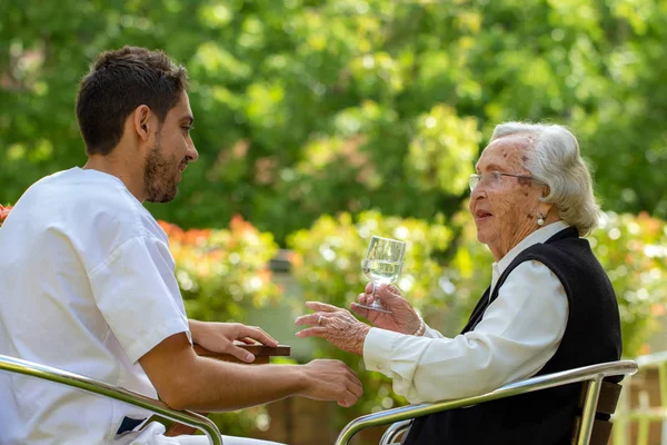 Close Portrait Senior Woman Having Conversation Young Male Nurse Green — Stock Photo, Image