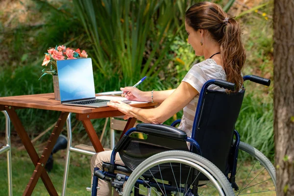 Närbild Porträtt Unga Förlamade Kvinna Rullstol Som Arbetar Laptop Trädgården — Stockfoto