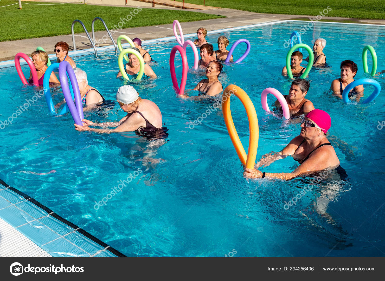 Antecedent uitvinding Respectvol Senior Ladies Doing Exercises Together Pool Aqua Gym Class Working Stock  Photo by ©karelnoppe 294256406