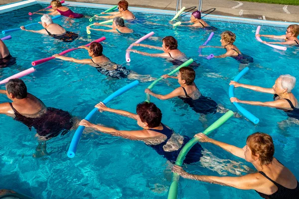 Een Groep Oudere Vrouwen Die Trainen Met Schuimnoedels Zijaanzicht Van — Stockfoto