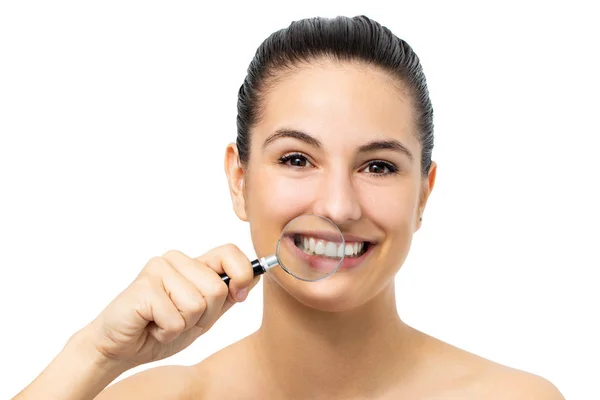 Close Retrato Menina Segurando Lupa Frente Dentes Saudáveis Isolado Sobre — Fotografia de Stock
