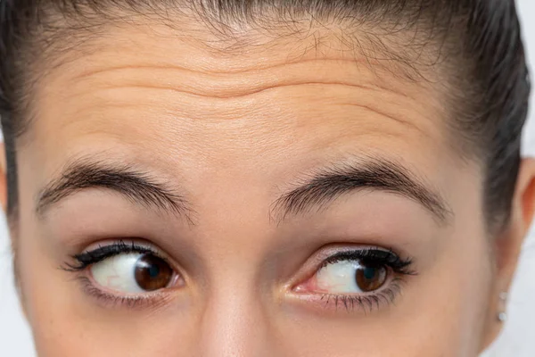 Bliska Szczegółu Kobiety Patrząc Bok Frown Czoło Widoczne Zmarszczki Skórze — Zdjęcie stockowe