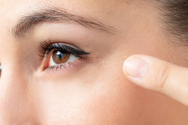 Detalhe Extremo Perto Dedo Apontando Para Rugas Redor Olho Rosto — Fotografia de Stock