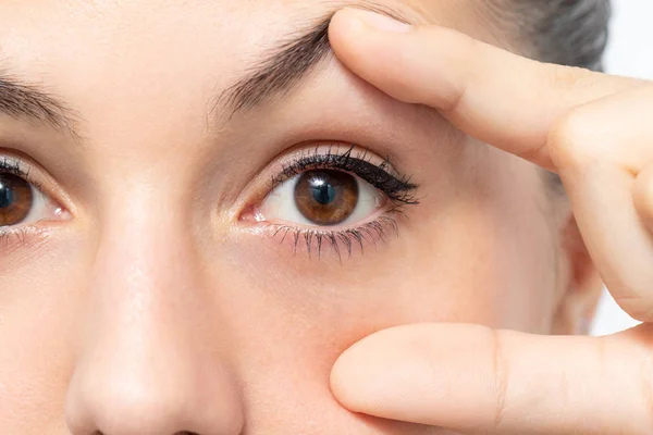 Makro Szczegół Kobiety Otwierające Oko Palcami — Zdjęcie stockowe