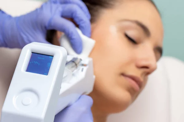 Micro Needling Technologie Gebruikt Jonge Vrouw Apparaat Met Digitale Scherm — Stockfoto