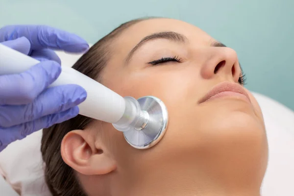 Macro Close Mulher Fazendo Mesoterapia Facial Terapeuta Aplicando Caneta Plasma — Fotografia de Stock