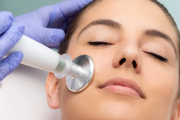 Macro Primer Plano Mujer Que Tiene Mesoterapia Facial Terapeuta Aplicando — Foto de Stock