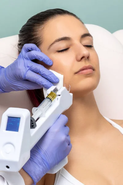 Mulher Com Elevador Plasma Facial Cosmético Com Arma Micro Agulha — Fotografia de Stock