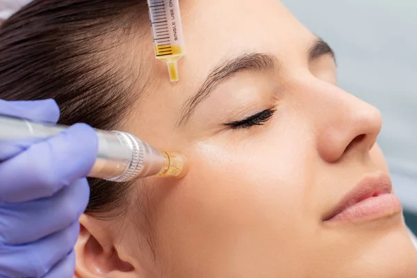 Macro Close Therapist Injecting Enzymes Derma Pen Woman Eyes — Stock Photo, Image