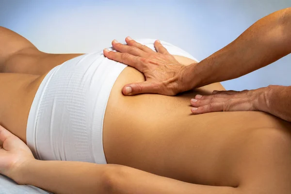 Primer Plano Las Manos Aplicando Presión Sobre Columna Vertebral Femenina — Foto de Stock