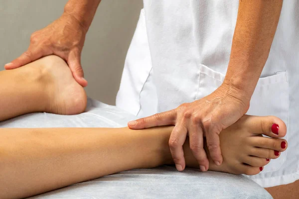 Fisioterapeuta Fazendo Tratamento Manipulador Pés Femininos — Fotografia de Stock