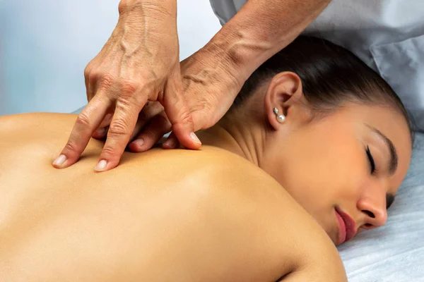 Close Fisioterapeuta Fazendo Massagem Nas Costas Curativa Longo Coluna Vertebral — Fotografia de Stock