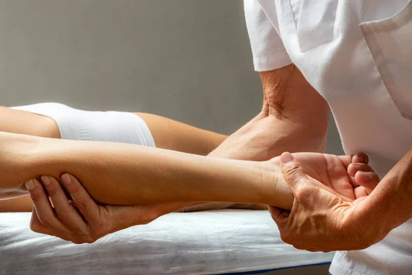 Close Fisioterapeuta Fazendo Manipulação Curativa Tendão Antebraço — Fotografia de Stock