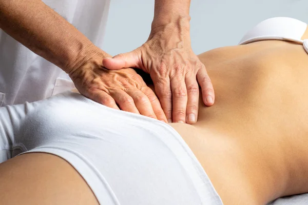 Close Fisioterapeuta Estimulando Intestino Cólon Feminino Mãos Massageando Abdômen — Fotografia de Stock