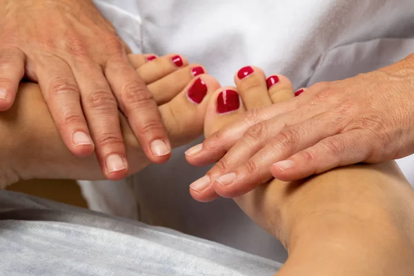 Nahaufnahme Eines Therapeuten Der Manipulative Behandlungen Menschlichen Füßen Durchführt — Stockfoto