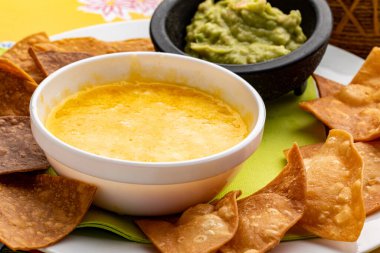 Makro, Meksika güveci, erimiş peynir, kızarmış cips ve guacamole..
