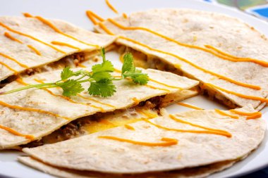 Makarna Meksika usulü tavuk ve peynirli Quesadillas 'ın aperatiflerinden..