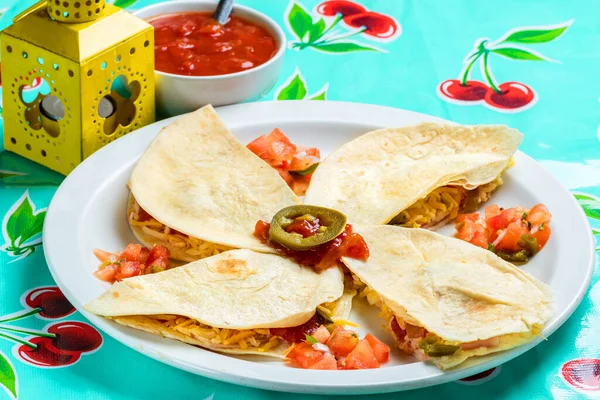 Macro Primer Plano Apetitosas Quesadillas Mexicanas Con Jamón Queso — Foto de Stock