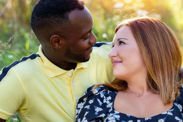 Primer Plano Cabeza Aire Libre Pareja Joven Multirracial Negro Hombre —  Fotos de Stock