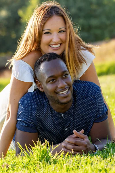 Gros Plan Portrait Extérieur Charmant Couple Multiracial Posé Sur Herbe — Photo