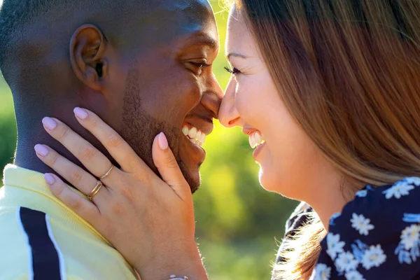 Gros Plan Portrait Extérieur Jeune Couple Multiracial Montrant Affection Extérieur — Photo