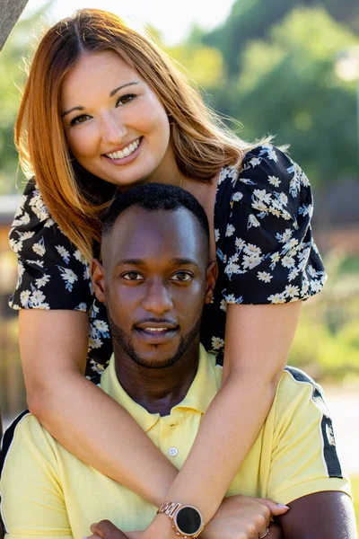 Genç Çeşitli Çiftlerin Açık Hava Portresini Kapatın Siyah Adam Beyaz — Stok fotoğraf