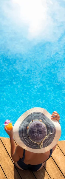 Vista Cerca Parte Superior Mujer Con Sombrero Sol Lado Piscina —  Fotos de Stock